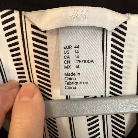 H&M Dress Striped Black & White Feathered Print Drawstring Waist V-Neck Size 14 - Picture 4 of 12